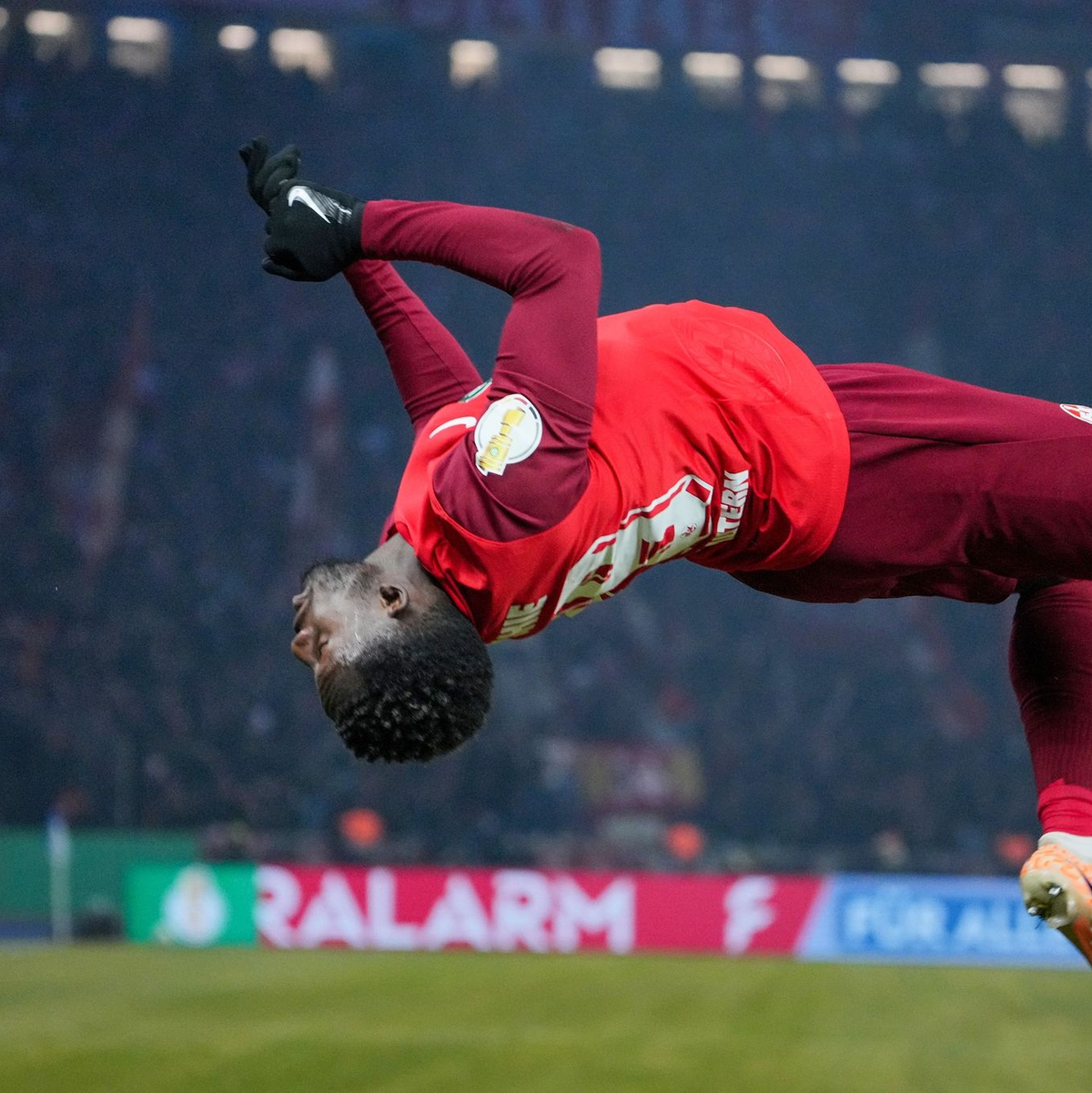 Richmond Tachie von Kaiserslautern bejubelt seinen Treffer zum 2:0 mit einem Salto. - Foto: Soeren Stache/dpa