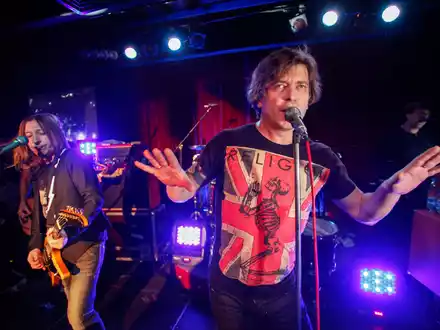 Die Musiker von Bi-2 waren eigenen Angaben zufolge nach einem Konzert auf der Urlaubsinsel Phuket festgenommen worden. - Foto: Pavel Golovkin/AP