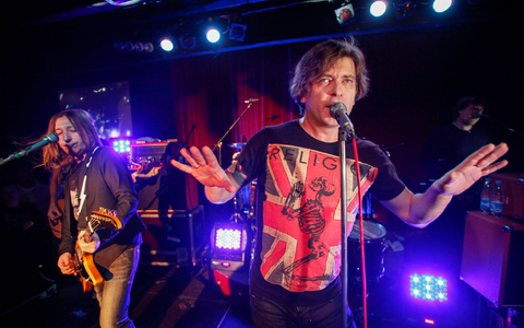 Die Musiker von Bi-2 waren eigenen Angaben zufolge nach einem Konzert auf der Urlaubsinsel Phuket festgenommen worden. - Foto: Pavel Golovkin/AP