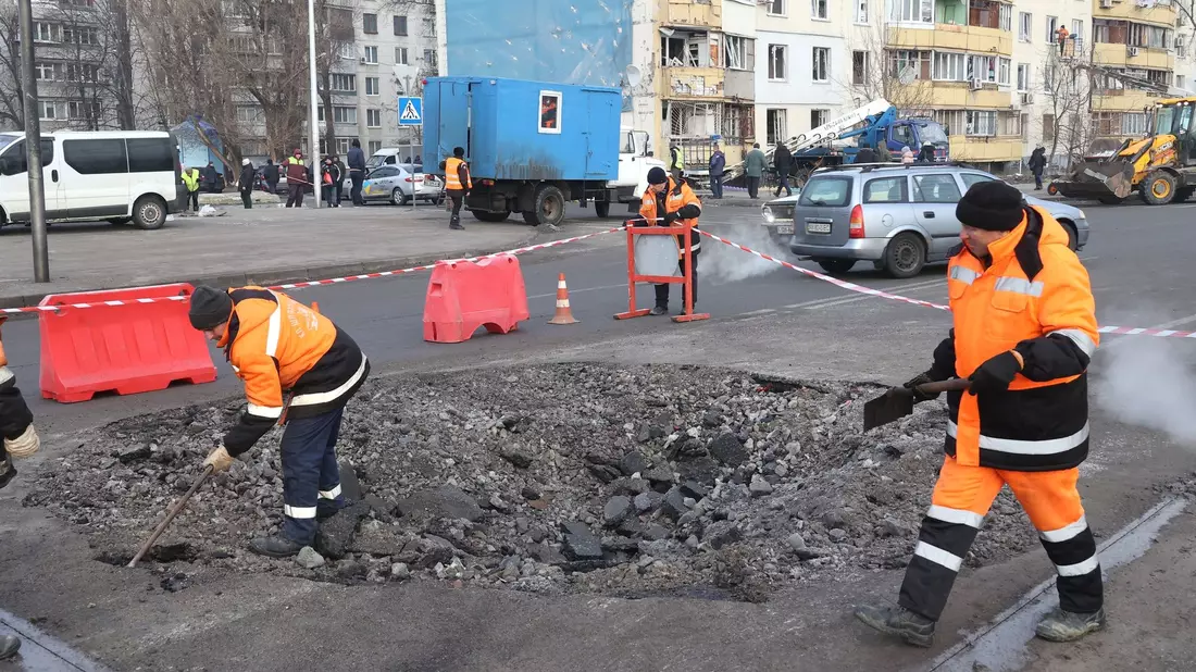 Ein Feuerwehrmann geht durch den Qualm eines brennenden Hauses in Charkiw. - Bild: -/https://photonew.ukrinform.com/ Ukrinform/dpa