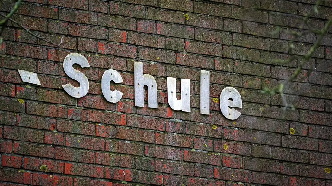 Fast jedes zweite Kind aus der vierten Klasse sagt einer Studie zufolge, es sei schon mal geschlagen worden oder jemand habe ihm in der Schule etwa durch Schubsen oder Treten wehgetan. - Bild: Sina Schuldt/dpa