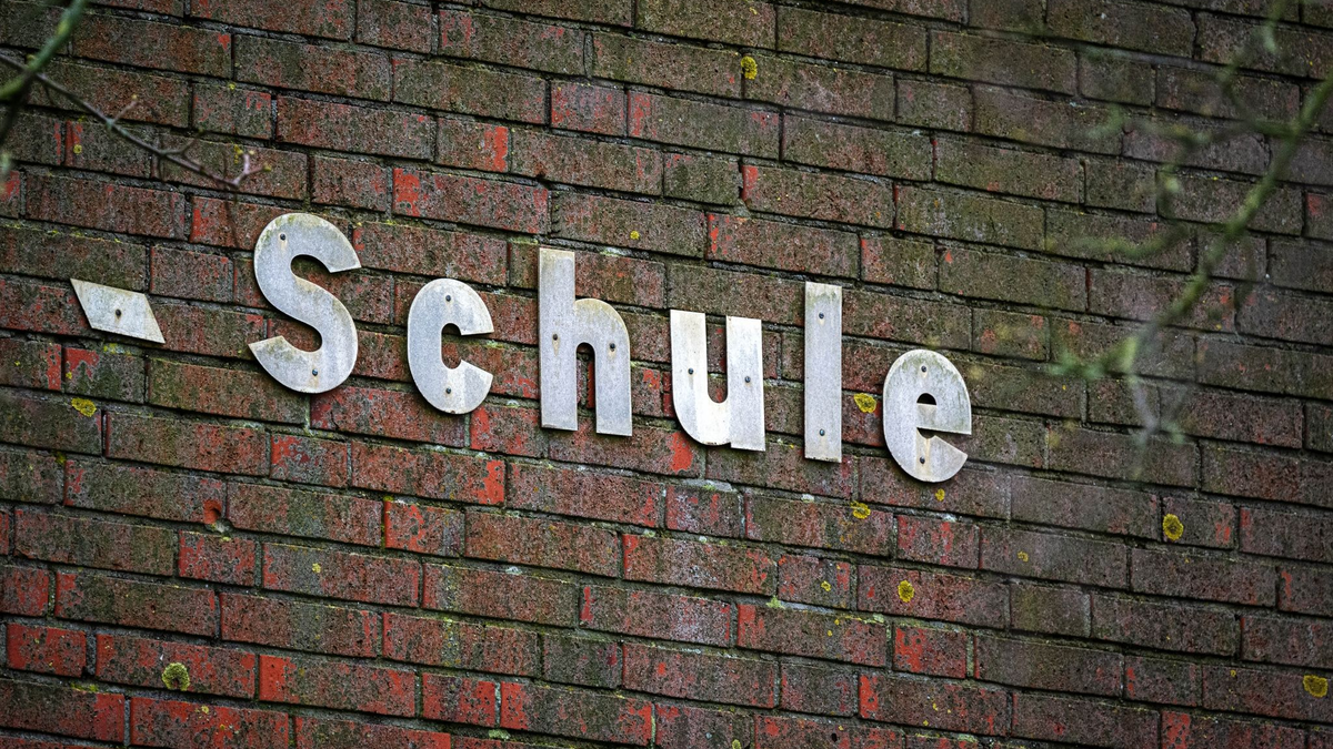 Fast jedes zweite Kind aus der vierten Klasse sagt einer Studie zufolge, es sei schon mal geschlagen worden oder jemand habe ihm in der Schule etwa durch Schubsen oder Treten wehgetan. - Foto: Sina Schuldt/dpa