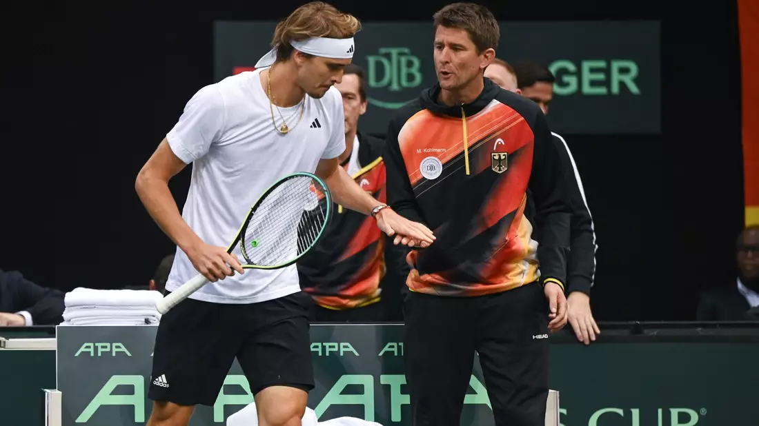 Davis-Cup-Teamchef Michael Kohlmann (r) ist überzeugt von Alexander Zverevs Potenzial. - Bild: Harald Tittel/dpa
