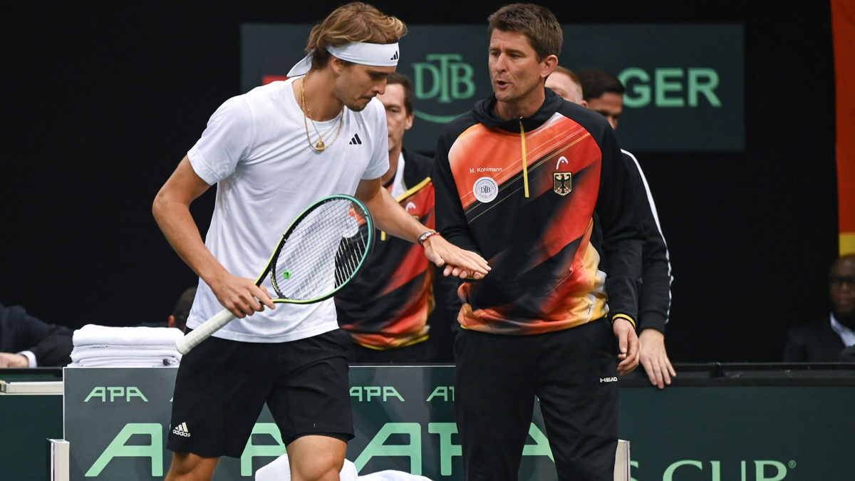 Davis-Cup-Teamchef Michael Kohlmann (r) ist überzeugt von Alexander Zverevs Potenzial. - Foto: Harald Tittel/dpa