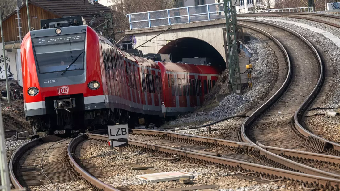 Geld wurde unter anderem für neue Züge für die S-Bahn München bereitgestellt. - Bild: Peter Kneffel/dpa