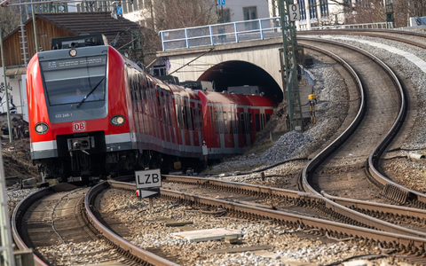 Geld wurde unter anderem für neue Züge für die S-Bahn München bereitgestellt. - Foto: Peter Kneffel/dpa