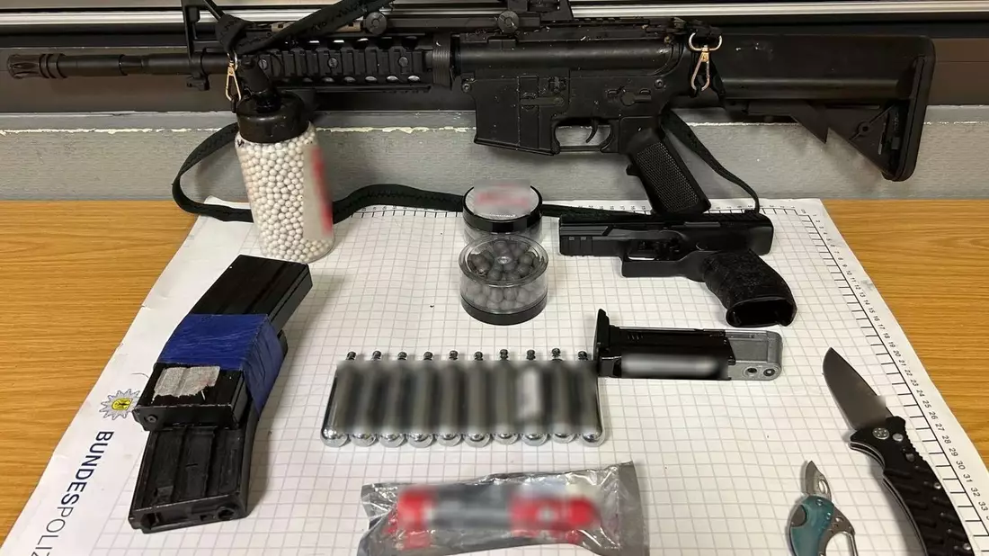 BPOL NRW: Bundespolizei stellt 46-Jährigen mit Anscheinswaffen und Springmesser - Bild: presseportal.de