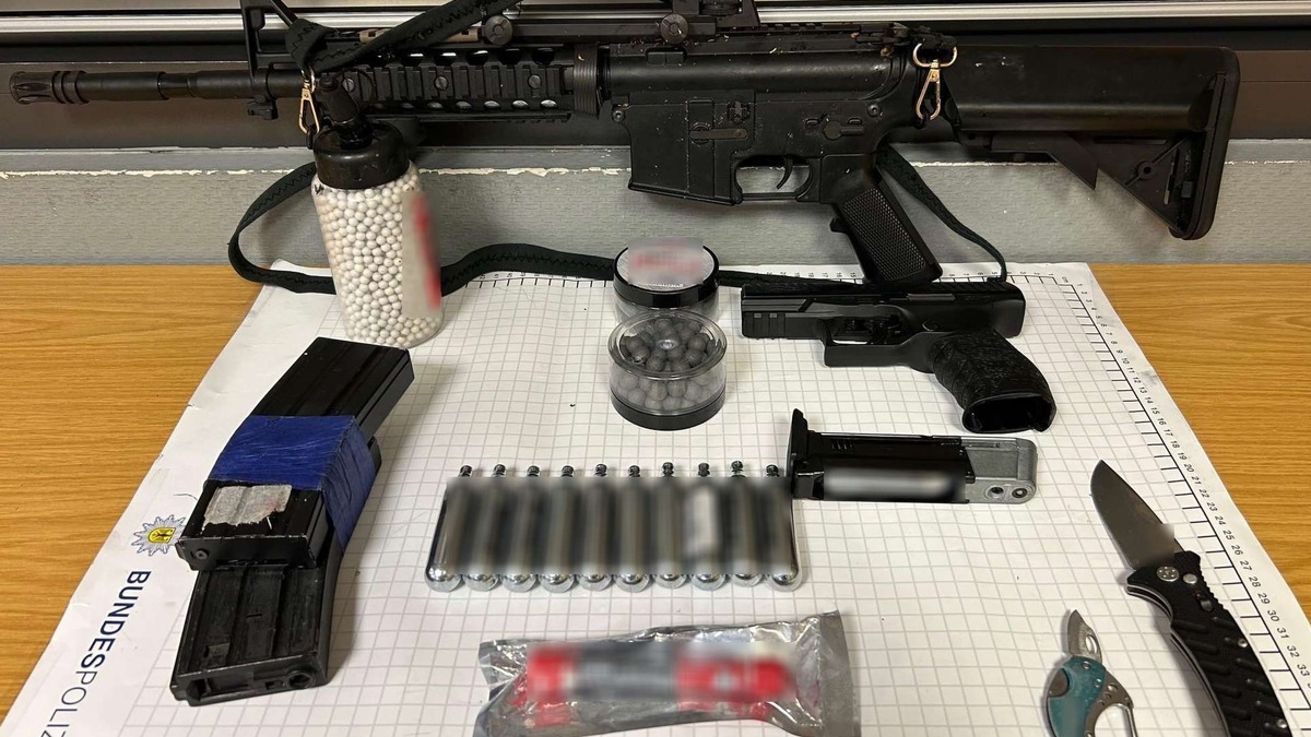 BPOL NRW: Bundespolizei stellt 46-Jährigen mit Anscheinswaffen und Springmesser - Foto: presseportal.de