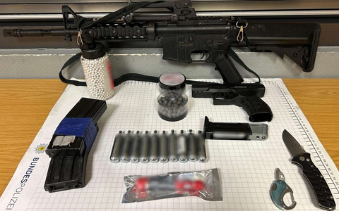 BPOL NRW: Bundespolizei stellt 46-Jährigen mit Anscheinswaffen und Springmesser - Foto: presseportal.de