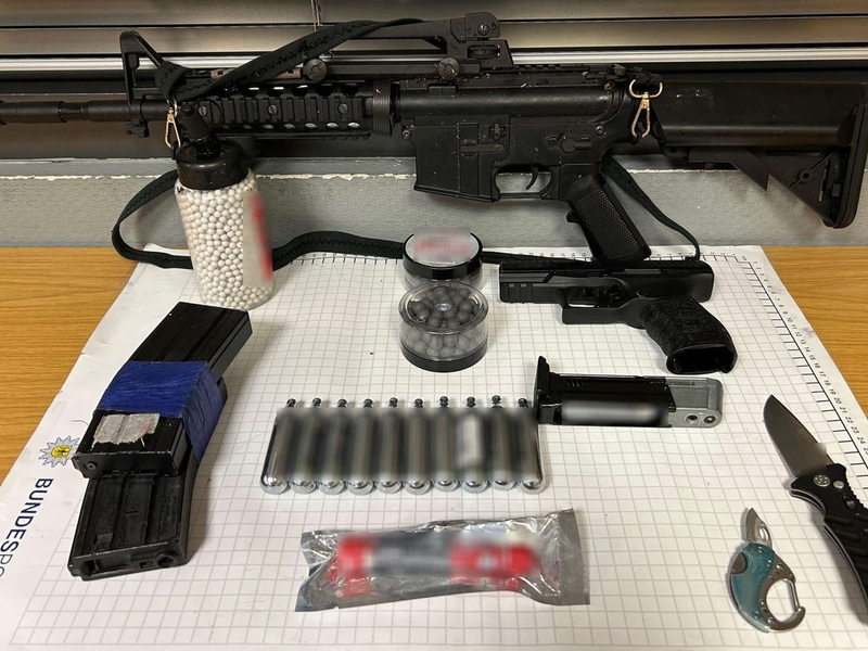 BPOL NRW: Bundespolizei stellt 46-Jährigen mit Anscheinswaffen und Springmesser - Foto: presseportal.de
