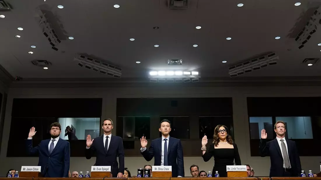 Mark Zuckerberg (Meta, v.r.), Linda Yaccarino (X), Shou Zi Chew (TikTok), Evan Spiegel (Snap) und Jason Citron (Discord) zu Beginn der Anhörung in Washington. - Bild: Susan Walsh/AP/dpa