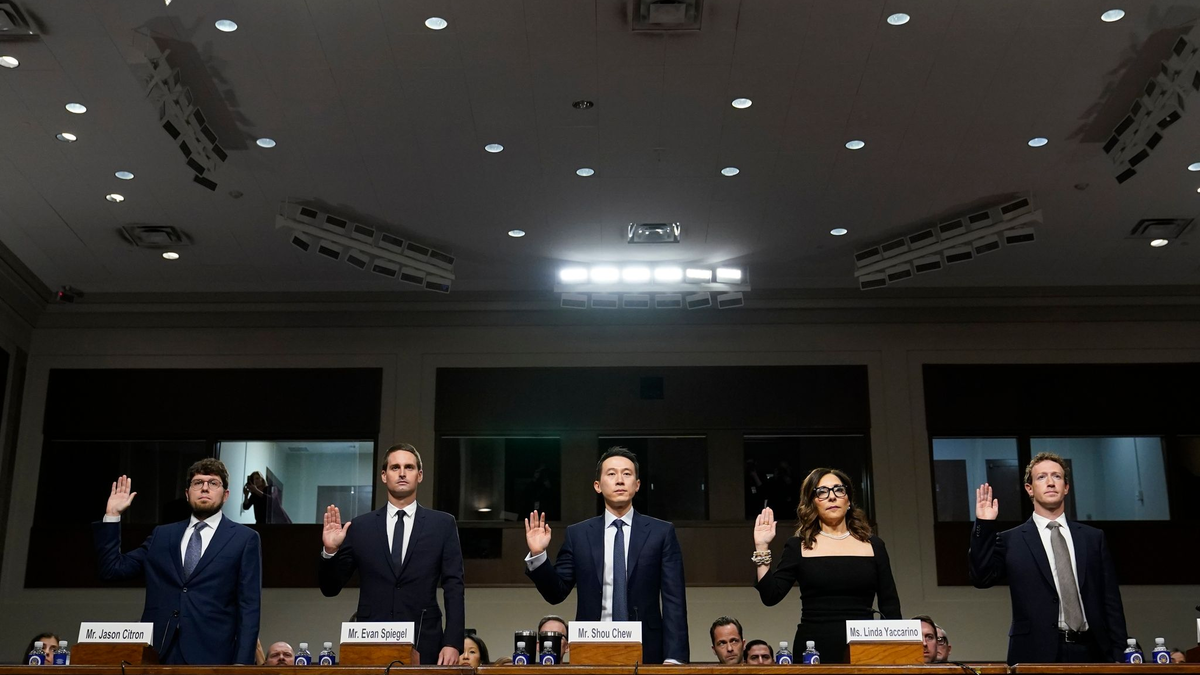 Mark Zuckerberg (Meta, v.r.), Linda Yaccarino (X), Shou Zi Chew (TikTok), Evan Spiegel (Snap) und Jason Citron (Discord) zu Beginn der Anhörung in Washington. - Foto: Susan Walsh/AP/dpa