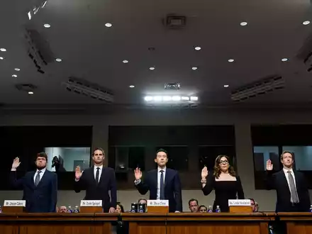 Mark Zuckerberg (Meta, v.r.), Linda Yaccarino (X), Shou Zi Chew (TikTok), Evan Spiegel (Snap) und Jason Citron (Discord) zu Beginn der Anhörung in Washington. - Foto: Susan Walsh/AP/dpa