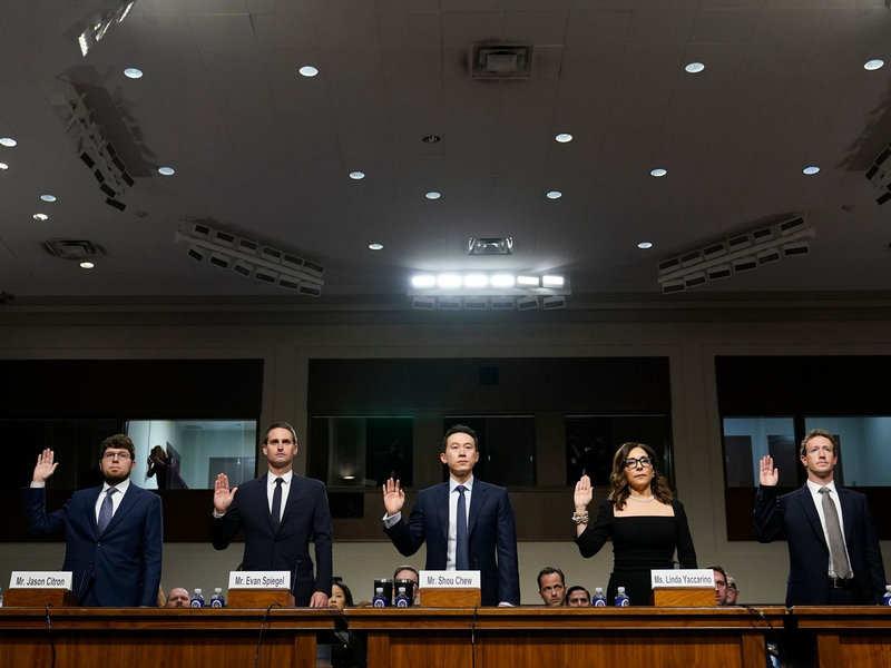 Mark Zuckerberg (Meta, v.r.), Linda Yaccarino (X), Shou Zi Chew (TikTok), Evan Spiegel (Snap) und Jason Citron (Discord) zu Beginn der Anhörung in Washington. - Foto: Susan Walsh/AP/dpa