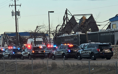 Einsatzfahrzeuge der Polizei an der Unfallstelle. - Foto: Terra Furman/AP/dpa