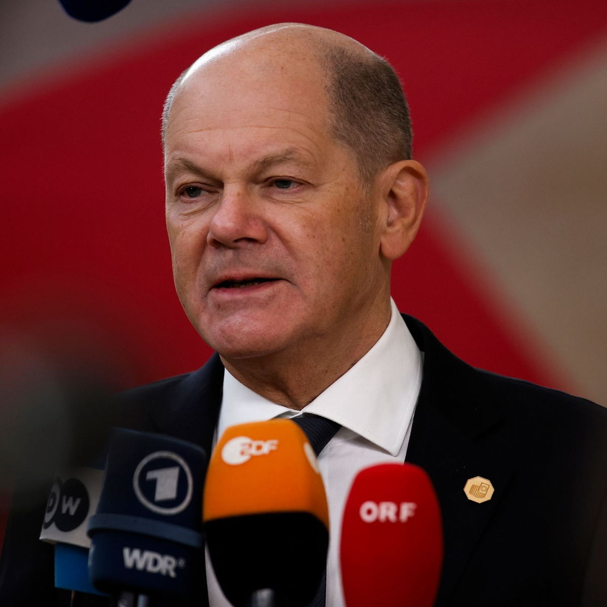 Die Staats- und Regierungschefs der Europäischen Union treffen sich in Brüssel, um die Unterstützung für die Ukraine zu diskutieren - darunter auch Olaf Scholz. - Foto: Omar Havana/AP/dpa