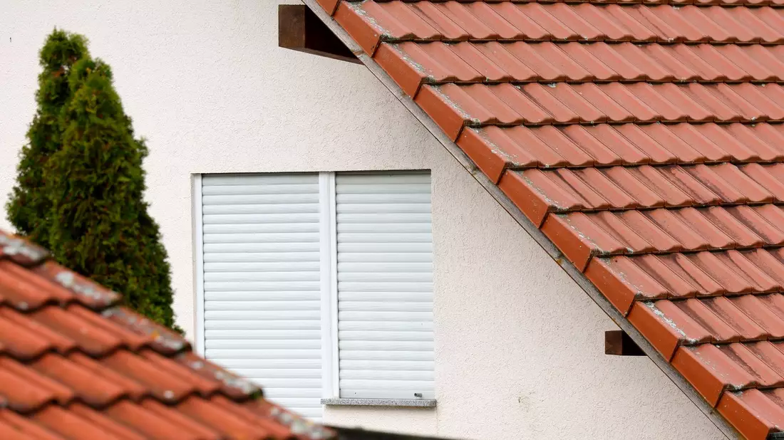 Die Rollläden am Fenster eines Hauses in Walldürn sind heruntergelassen. Dort bot der 38-jährige Angeklagte laut Staatsanwaltschaft als Life Coach Online-Seminare an und betrieb ein «Boot Camp zur Persönlichkeitsentwicklung». - Bild: Heiko Becker/dpa