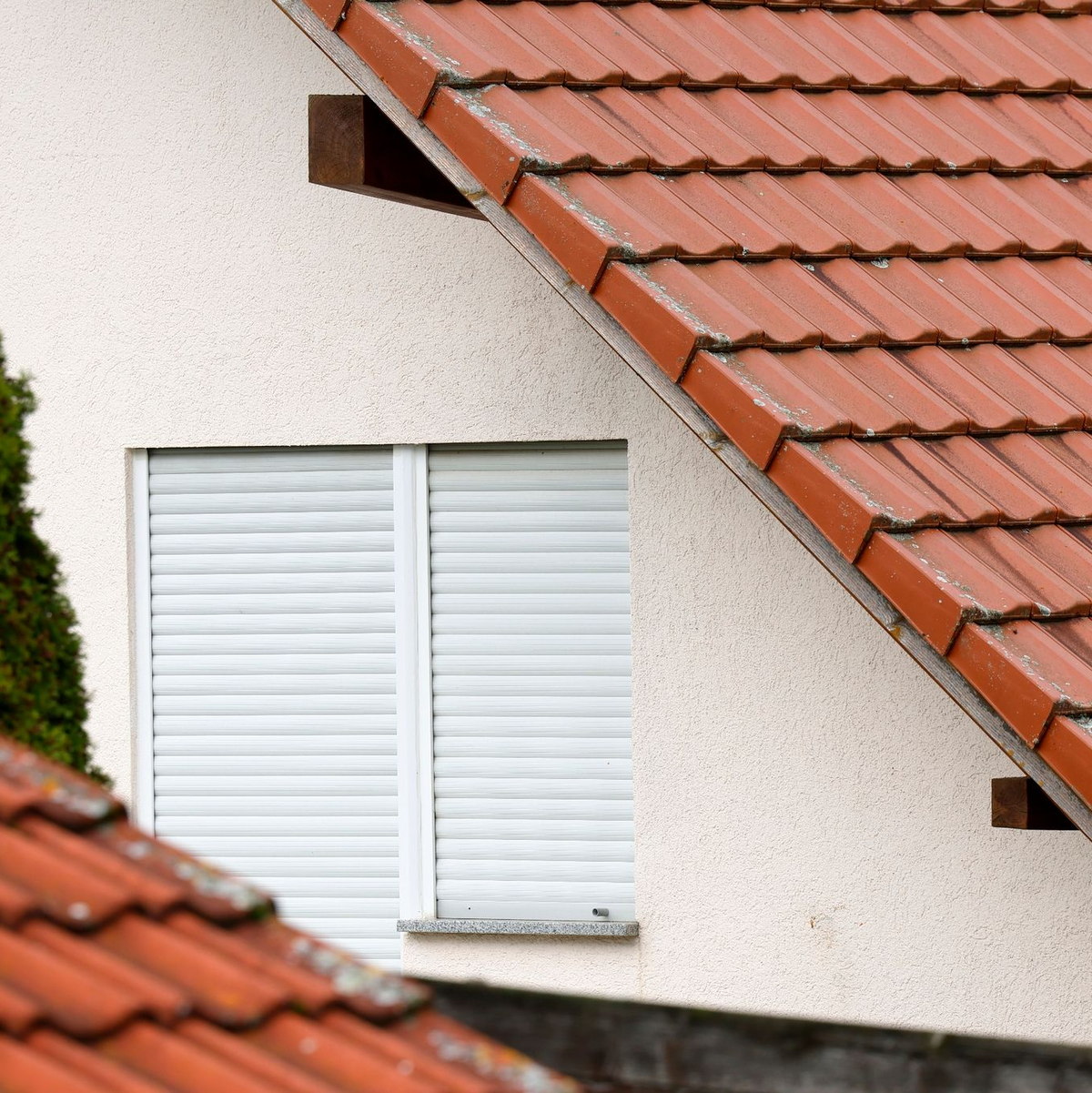 Die Rollläden am Fenster eines Hauses in Walldürn sind heruntergelassen. Dort bot der 38-jährige Angeklagte laut Staatsanwaltschaft als Life Coach Online-Seminare an und betrieb ein «Boot Camp zur Persönlichkeitsentwicklung». - Foto: Heiko Becker/dpa