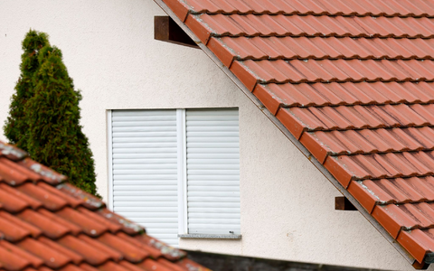 Die Rollläden am Fenster eines Hauses in Walldürn sind heruntergelassen. Dort bot der 38-jährige Angeklagte laut Staatsanwaltschaft als Life Coach Online-Seminare an und betrieb ein «Boot Camp zur Persönlichkeitsentwicklung». - Foto: Heiko Becker/dpa