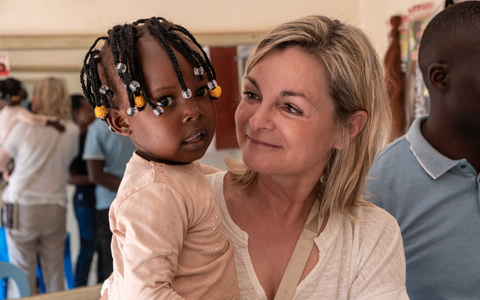 Gründerin Monika Koczi mit Waisenmädchen - Foto: Dipl.-Ing. Fabian Eder Video & Content Creation über pressetext.de
