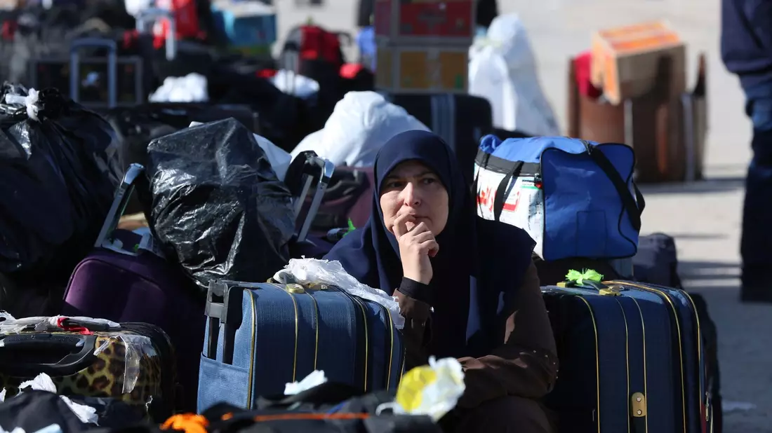 Rafah ist der einzige nicht von Israel kontrollierte Zugang zu Gaza im Nordosten Ägyptens: Palästinenser warten darauf, den Rafah-Übergang zu passieren. - Bild: Mohammed Asad/AP/dpa