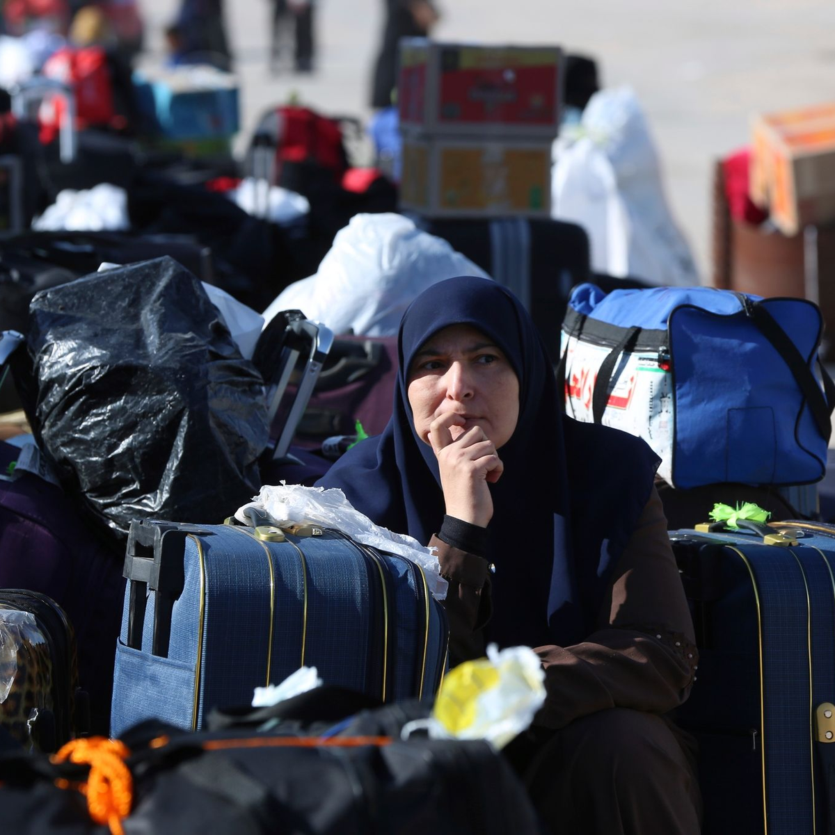 Rafah ist der einzige nicht von Israel kontrollierte Zugang zu Gaza im Nordosten Ägyptens: Palästinenser warten darauf, den Rafah-Übergang zu passieren. - Foto: Mohammed Asad/AP/dpa