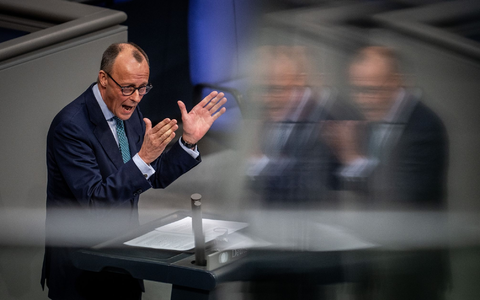 Unionsfraktionschef Friedrich Merz wirft den Koalitionsfraktionen SPD, Grüne und FDP Wahlrechtsmanipulation zugunsten von Kulturstaatsministerin Claudia Roth vor. - Foto: Michael Kappeler/dpa