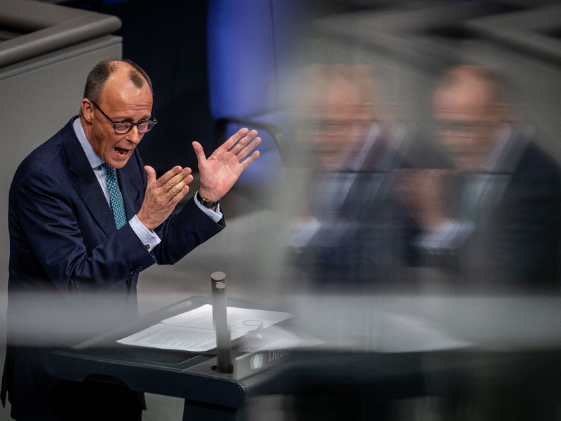 Unionsfraktionschef Friedrich Merz wirft den Koalitionsfraktionen SPD, Grüne und FDP Wahlrechtsmanipulation zugunsten von Kulturstaatsministerin Claudia Roth vor. - Foto: Michael Kappeler/dpa