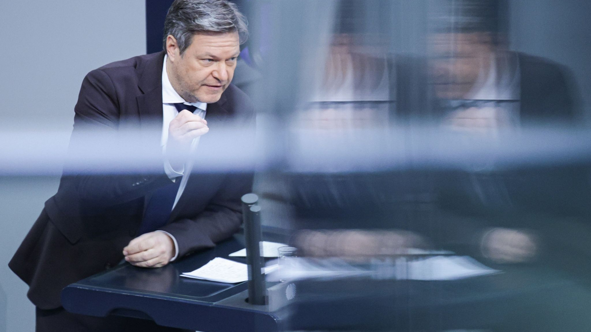 Robert Habeck schlägt ein «Wirtschaftschancengesetz mal 10» vor. - Foto: Hannes P. Albert/dpa