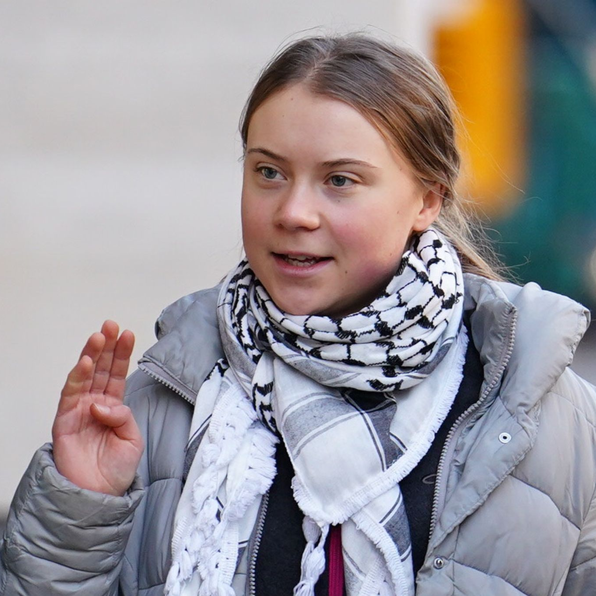Greta Thunberg trifft am Westminster Magistrates Court ein. - Foto: Jordan Pettitt/PA Wire/dpa