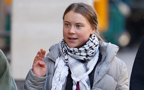 Greta Thunberg trifft am Westminster Magistrates Court ein. - Foto: Jordan Pettitt/PA Wire/dpa