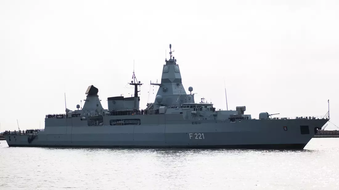 Die Bundeswehr könnte sich mit der Fregatte Hessen an der Militäroperation zur Sicherung der Handelsschifffahrt im Roten Meer beteiligen. - Bild: Mohssen Assanimoghaddam/dpa