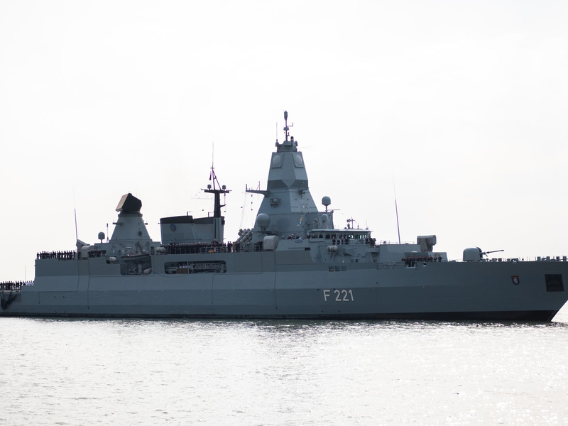 Die Bundeswehr könnte sich mit der Fregatte Hessen an der Militäroperation zur Sicherung der Handelsschifffahrt im Roten Meer beteiligen. - Foto: Mohssen Assanimoghaddam/dpa