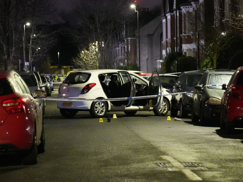 Die Polizei hat den Tatort abgesperrt. - Foto: James Weech/PA Wire/dpa