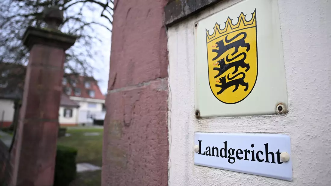 Vor dem Landgericht Mosbach hat der Prozess gegen einen selbst ernannten Life Coach und seinen jüngeren Bruder begonnen. - Bild: Bernd Weißbrod/dpa