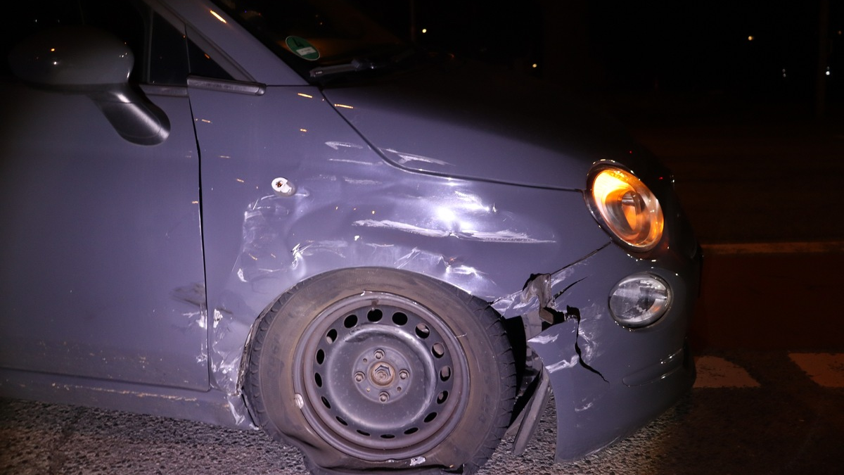 POL-HF: Unfall in Grundstückszufahrt- Kreuzenden Verkehr übersehen - Foto: presseportal.de