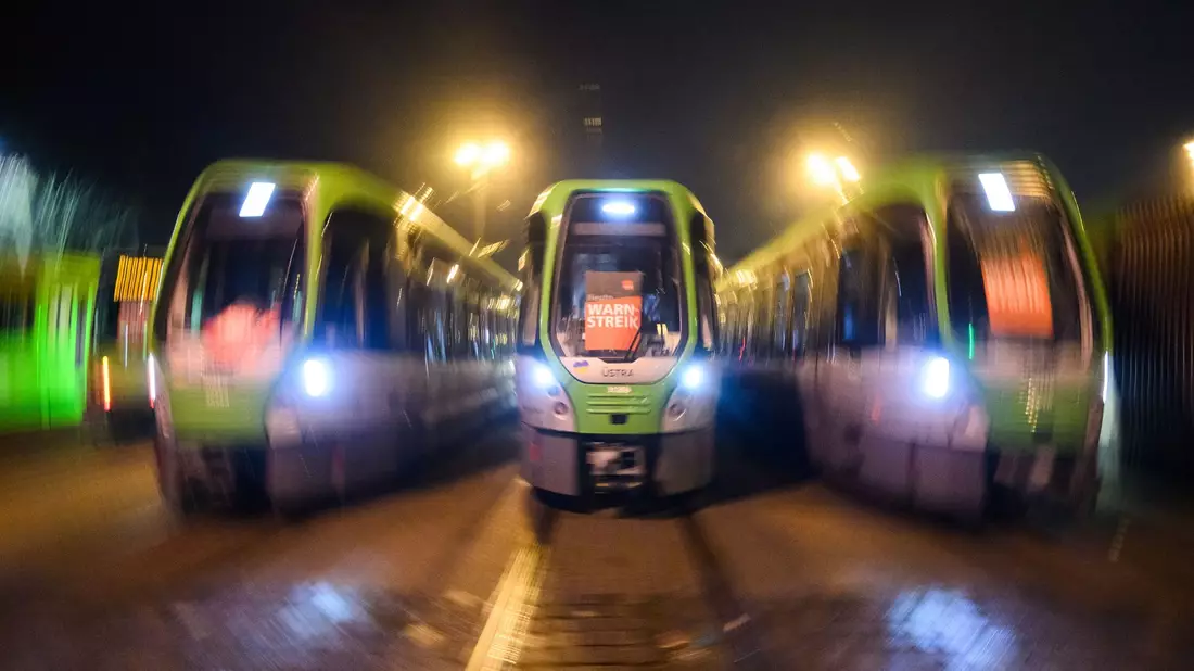 Tram-Bahnen, Busse und U-Bahnen stehen am Freitag weitgehend still. - Bild: Julian Stratenschulte/dpa