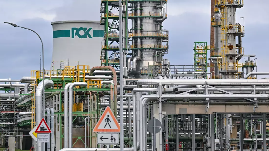 Die PCK-Raffinerie in Schwedt versorgt große Teile Nordostdeutschlands mit Benzin und Diesel. - Bild: Patrick Pleul/dpa
