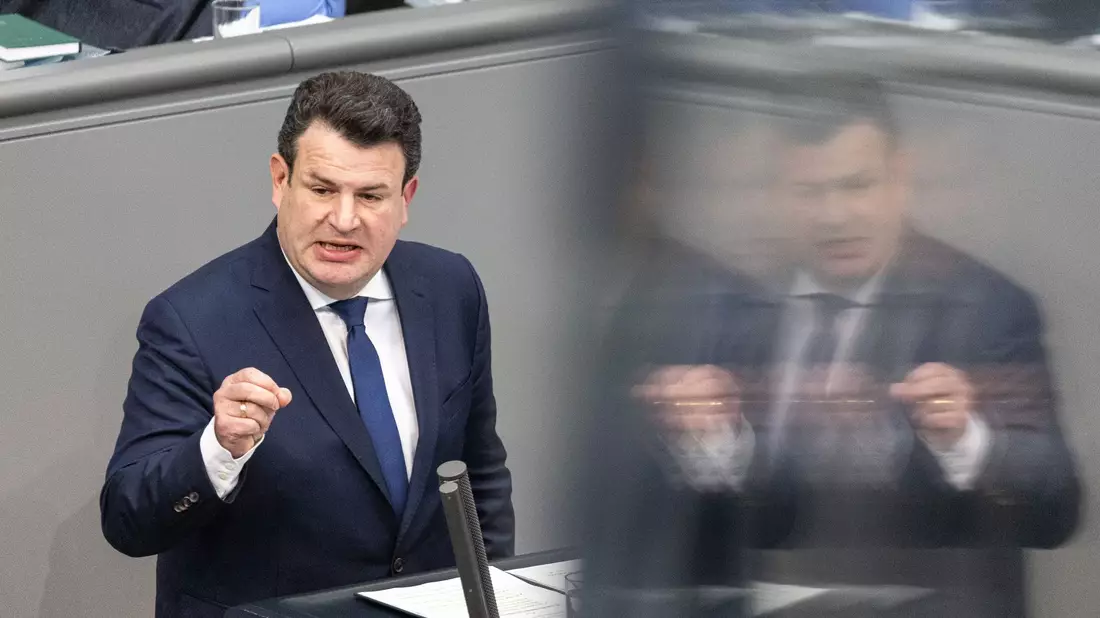 Karl Lauterbach betont, dass für Jugendliche der Konsum verboten bleibe. - Bild: Hannes P. Albert/dpa