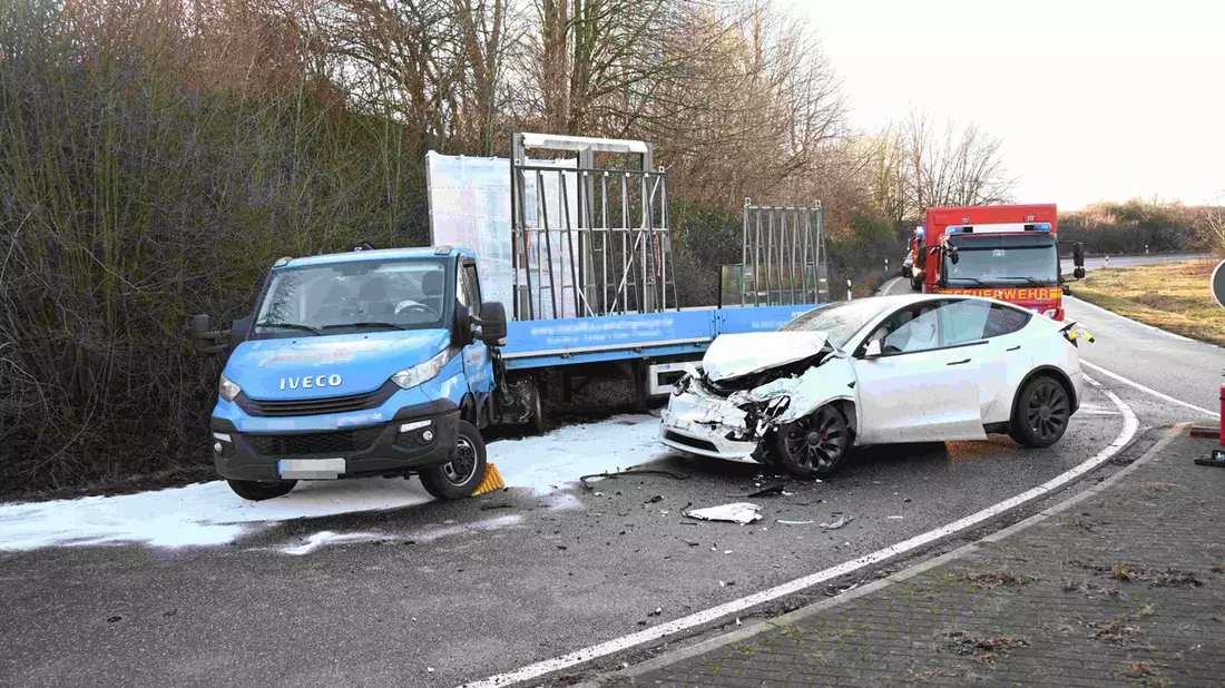 FW Pulheim: PKW kollidiert mit Kleinlaster - Bild: presseportal.de