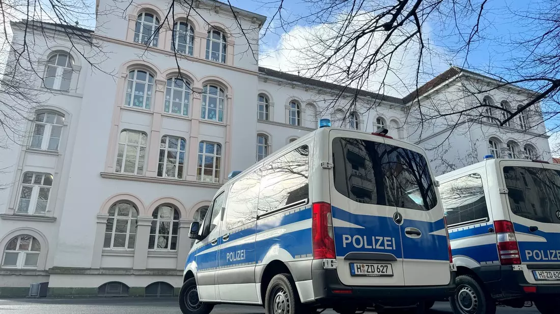 ZPD: Training für den Ernstfall / Bonifatius- Grundschule in Hannover als Übungsobjekt für die Bereitschaftspolizei - Bild: presseportal.de