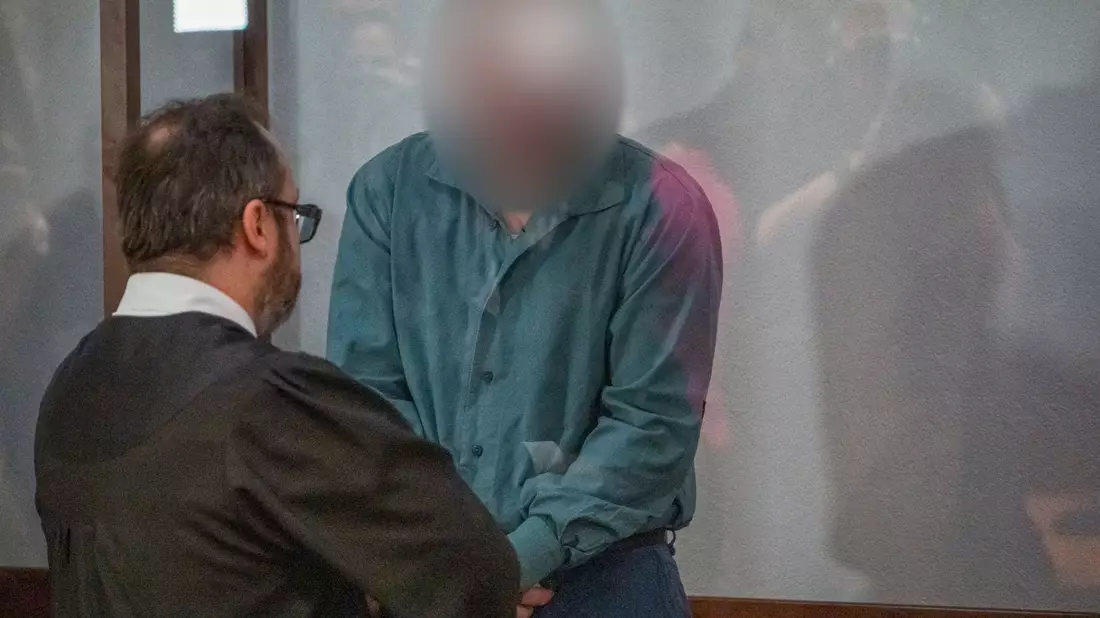 Der Angeklagte bespricht sich im Gerichtssaal mit seinem Rechtsanwalt. - Bild: Daniel Vogl/dpa
