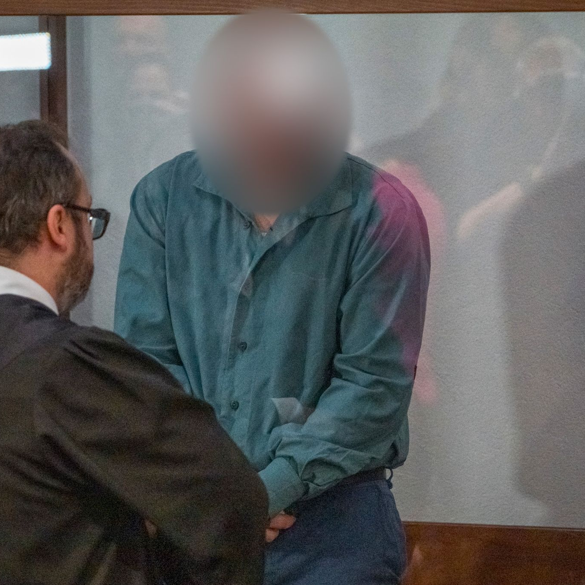 Der Angeklagte bespricht sich im Gerichtssaal mit seinem Rechtsanwalt. - Foto: Daniel Vogl/dpa