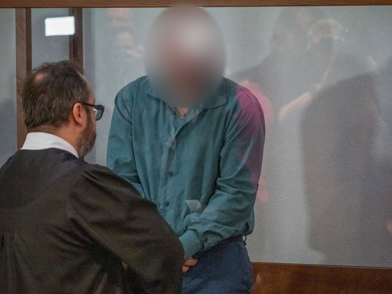 Der Angeklagte (r) wird in Hof zu einer langer Haftstrafe verurteilt. - Foto: Daniel Vogl/dpa