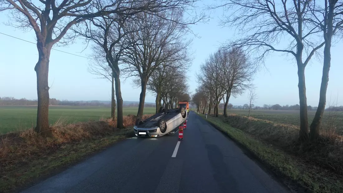 POL-CUX: Pkw überschägt sich nach Kollision mit einem Baum im Bereich Mittelstenahe - Bild: presseportal.de