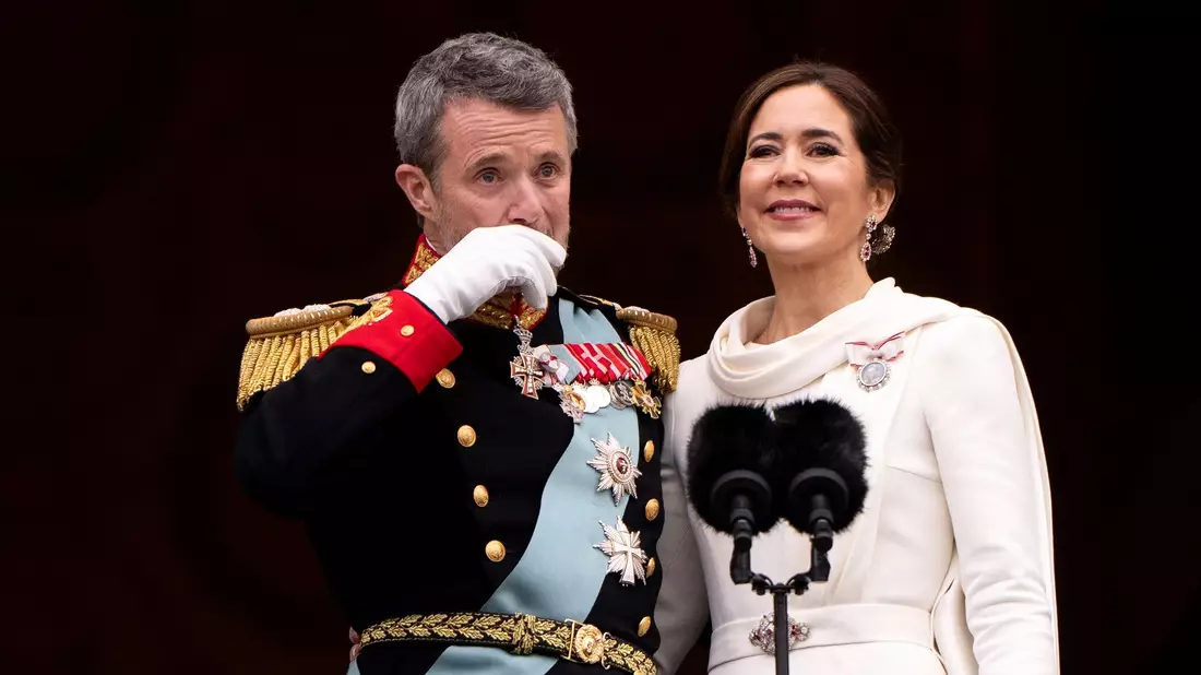 Ein großer emotionaler Moment: König Frederik X. und Königin Mary auf dem Balkon des Schlosses Christiansborg. - Bild: Bo Amstrup/Ritzau Scanpix Foto/AP/dpa