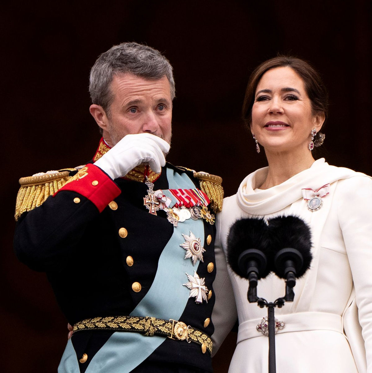 Ein großer emotionaler Moment: König Frederik X. und Königin Mary auf dem Balkon des Schlosses Christiansborg. - Foto: Bo Amstrup/Ritzau Scanpix Foto/AP/dpa