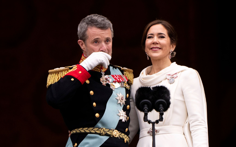 Ein großer emotionaler Moment: König Frederik X. und Königin Mary auf dem Balkon des Schlosses Christiansborg. - Foto: Bo Amstrup/Ritzau Scanpix Foto/AP/dpa