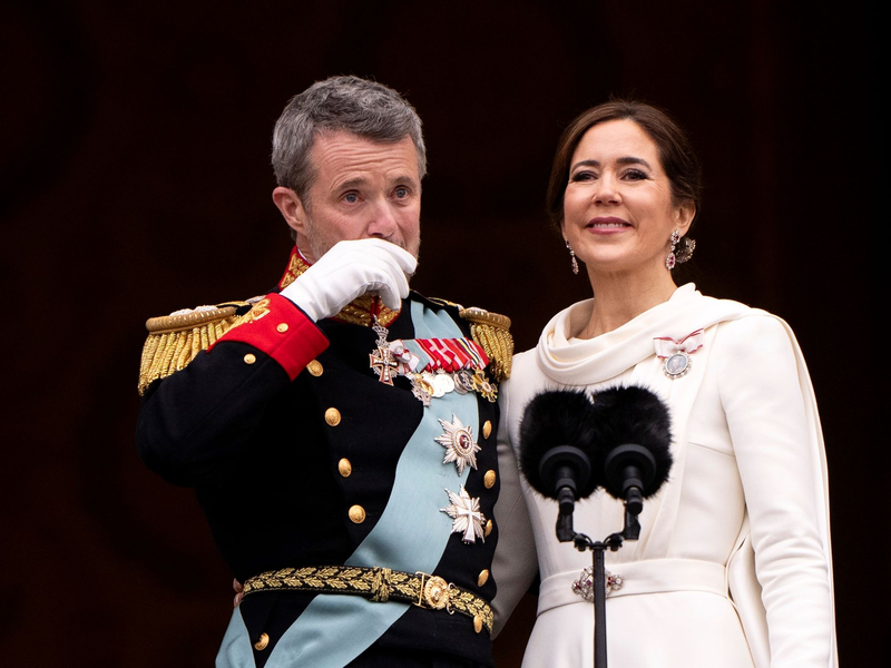 Ein großer emotionaler Moment: König Frederik X. und Königin Mary auf dem Balkon des Schlosses Christiansborg. - Foto: Bo Amstrup/Ritzau Scanpix Foto/AP/dpa