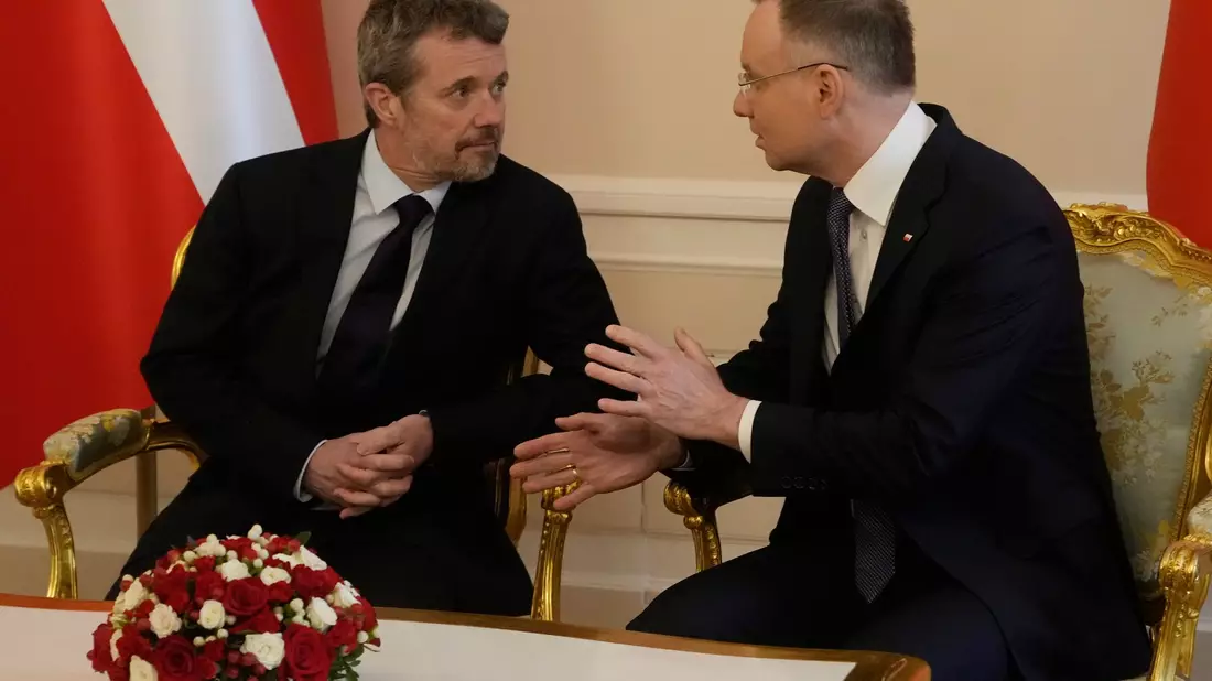 König Frederik X. (l) im Gespräch mit dem polnischen Präsidenten Andrzej Duda. - Bild: Czarek Sokolowski/AP/dpa